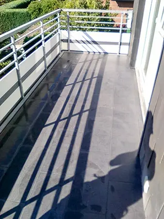 Fertig verfliester Balkon mit großformatigen Fliesen
