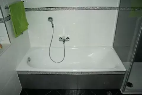 Geflieste Badewanne mit großformatigen Wandfliesen