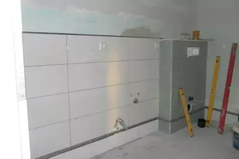 Bad im Umbau: Wandfliesen 30 × 60 cm und Vorwand-Installation