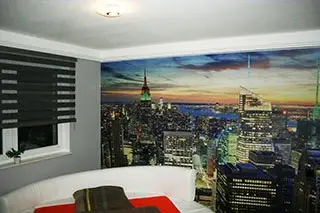 Fototapete mit Skyline an der Wand, darüber indirekte LED-Beleuchtung