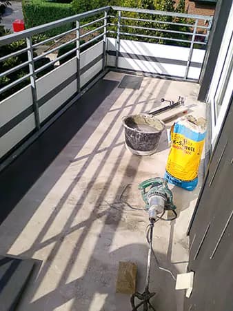 Balkon vor dem Verfliesen: Untergrund wird vorbereitet